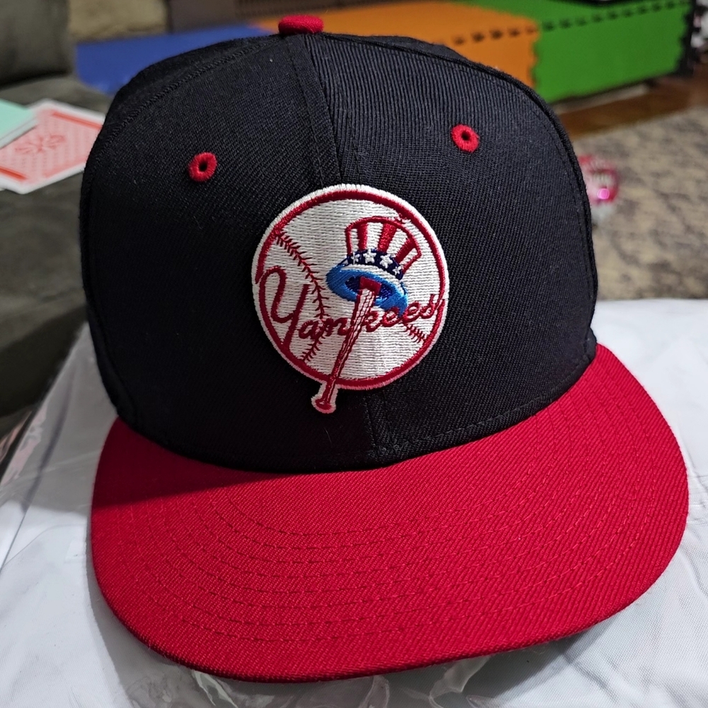Navy/red NYY baseball hat